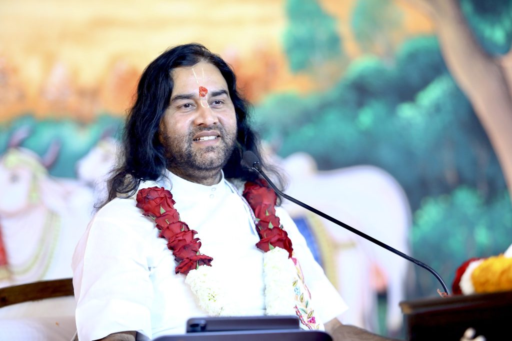 देहरादून में श्रीमद्भागवत कथा के पंचम दिवस का प्रवचन करते हुए संत मंच पर