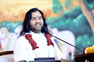 देहरादून में श्रीमद्भागवत कथा के पंचम दिवस का प्रवचन करते हुए संत मंच पर